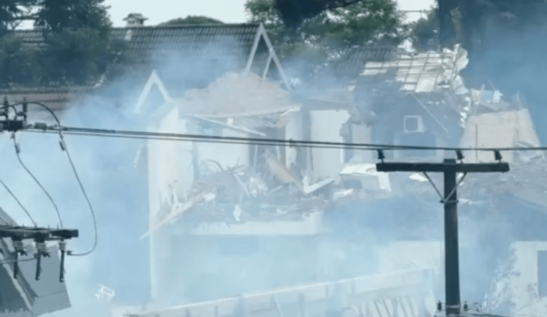 Una avioneta se estrelló contra las casas de un barrio en Brasil.