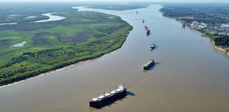El Gobierno espera que en dos meses se adjudique la licitación de la Hidrovía del Río Paraná.