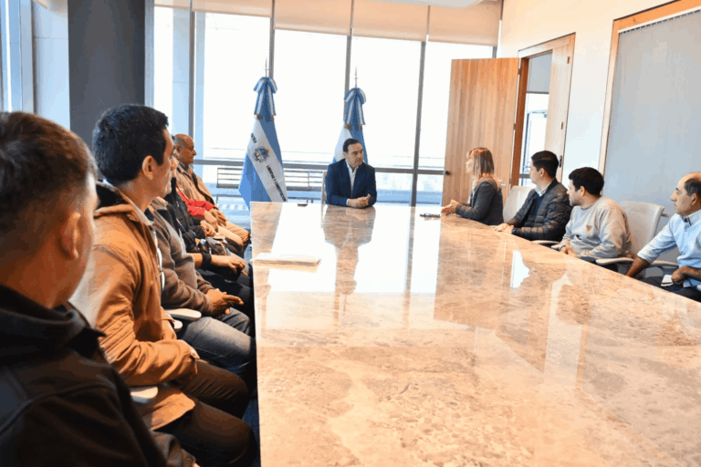 El gobernador Valdés recibió a trabajadores del aserradero Tapebicuá y ofreció ayuda