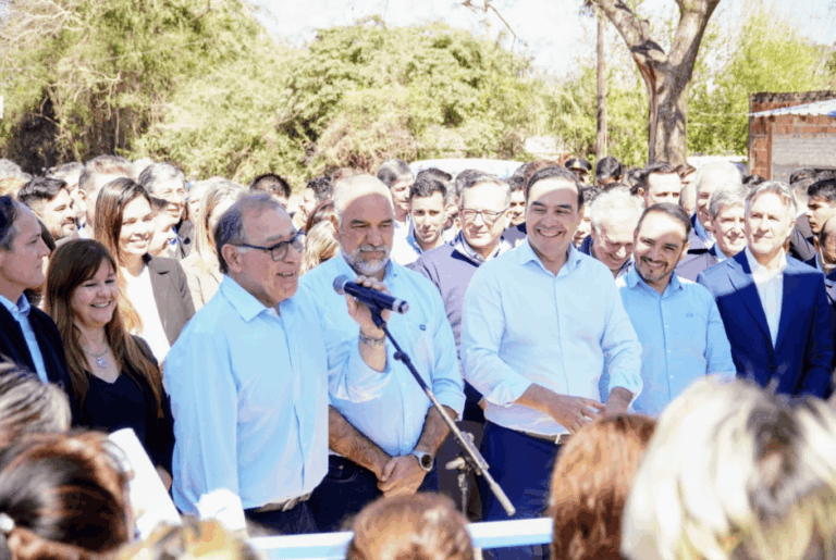 Valdés inauguró la pavimentación del acceso al barrio Esperanza y anunció continuar con obras urbanas en la zona