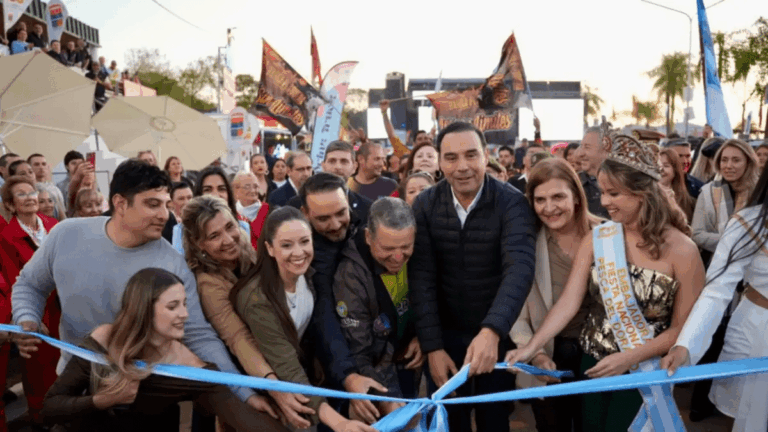 Valdés desembarcó en Paso de la Patria para inaugurar la 60 Fiesta Nacional de la Pesca del Dorado