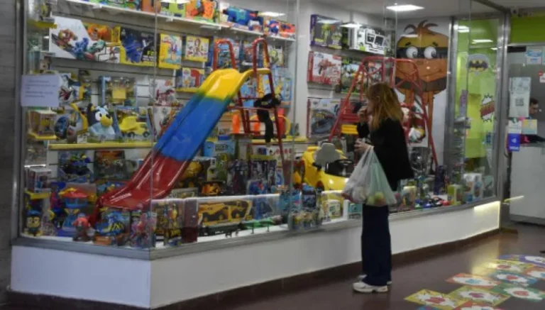 Día del Niño: padres esperaron hasta lo último para comprar el regalo